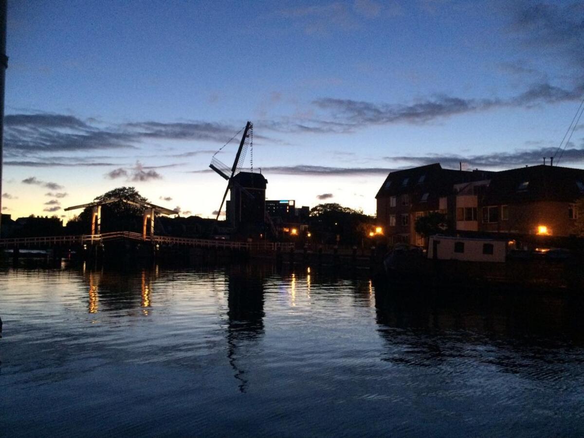 Lovely Cozy Houseboat Rembrandt, Old Centre Botel Leiden