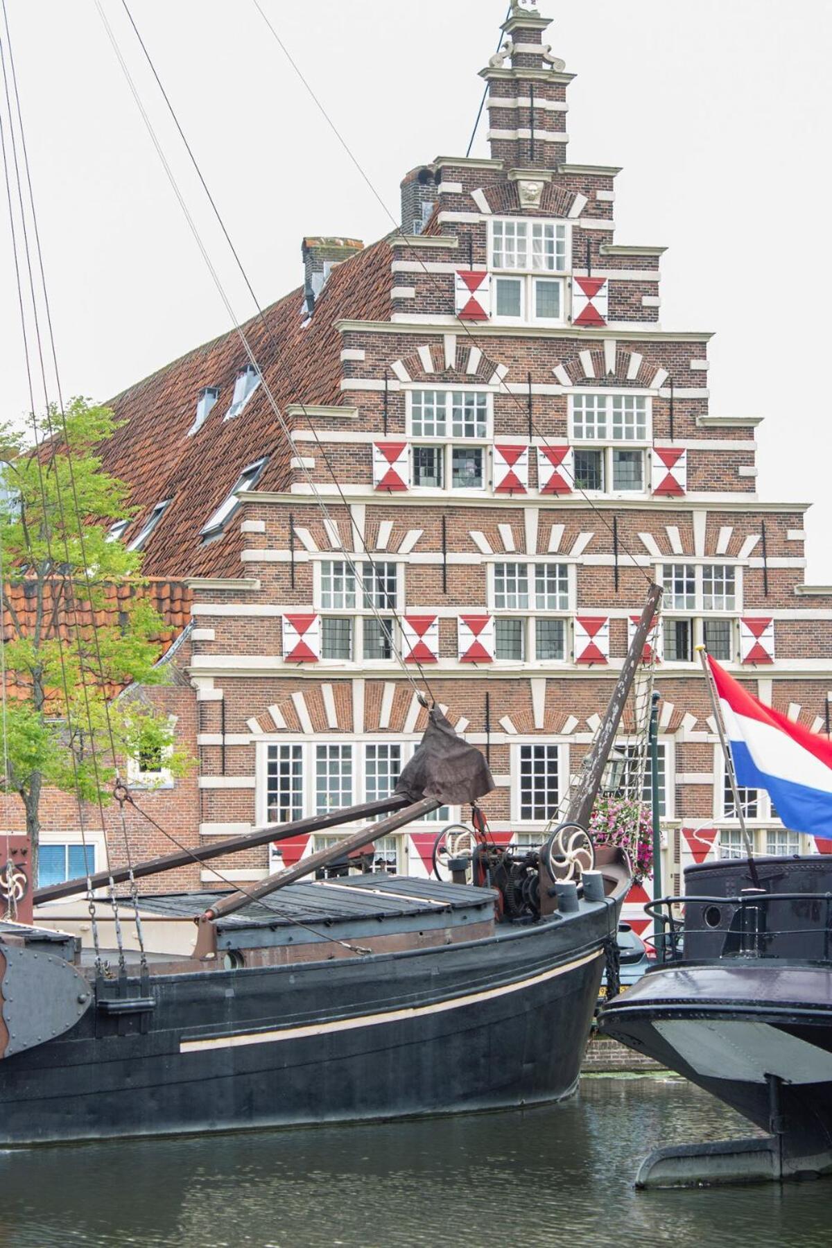 Lovely Cozy Houseboat Rembrandt, Old Centre Botel Leiden